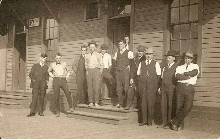 The depot crew, 1915